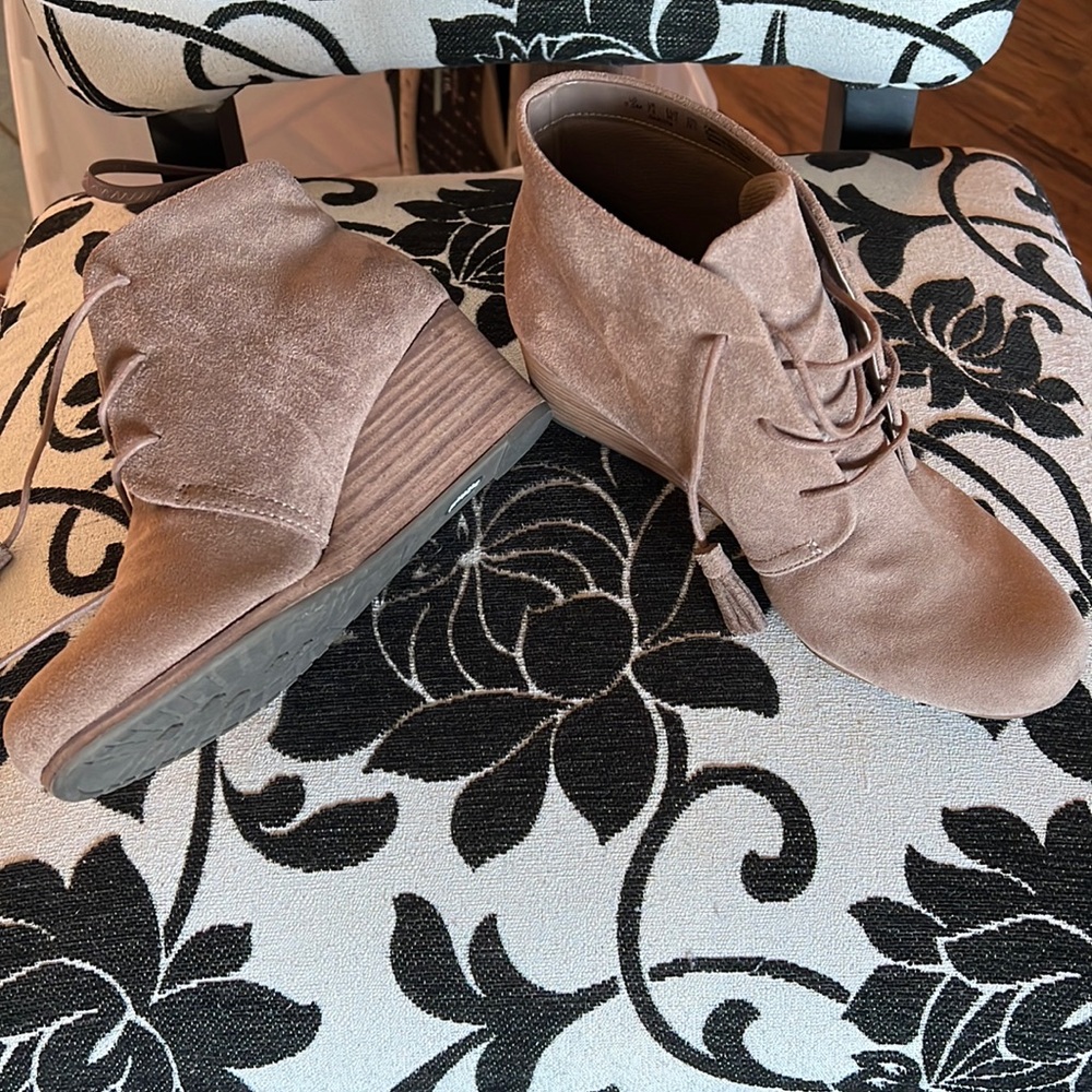 Dr Scholl’s Beige suede booties Sz9